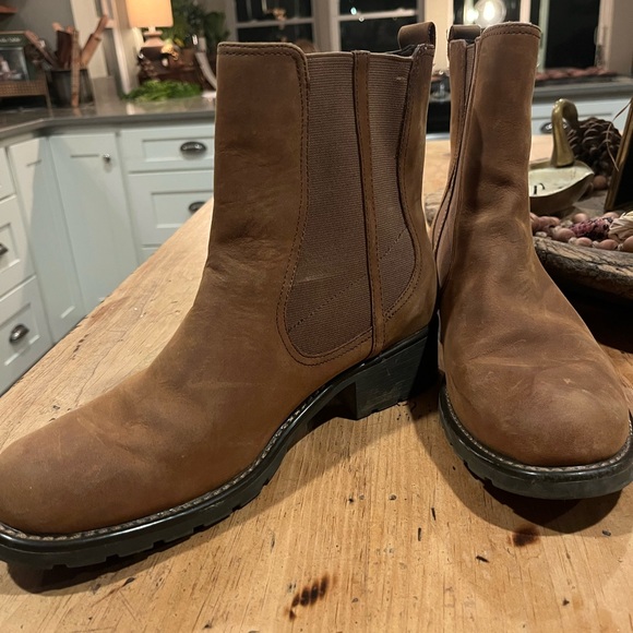 Size 10 Clark’s leather boots - Picture 3 of 3